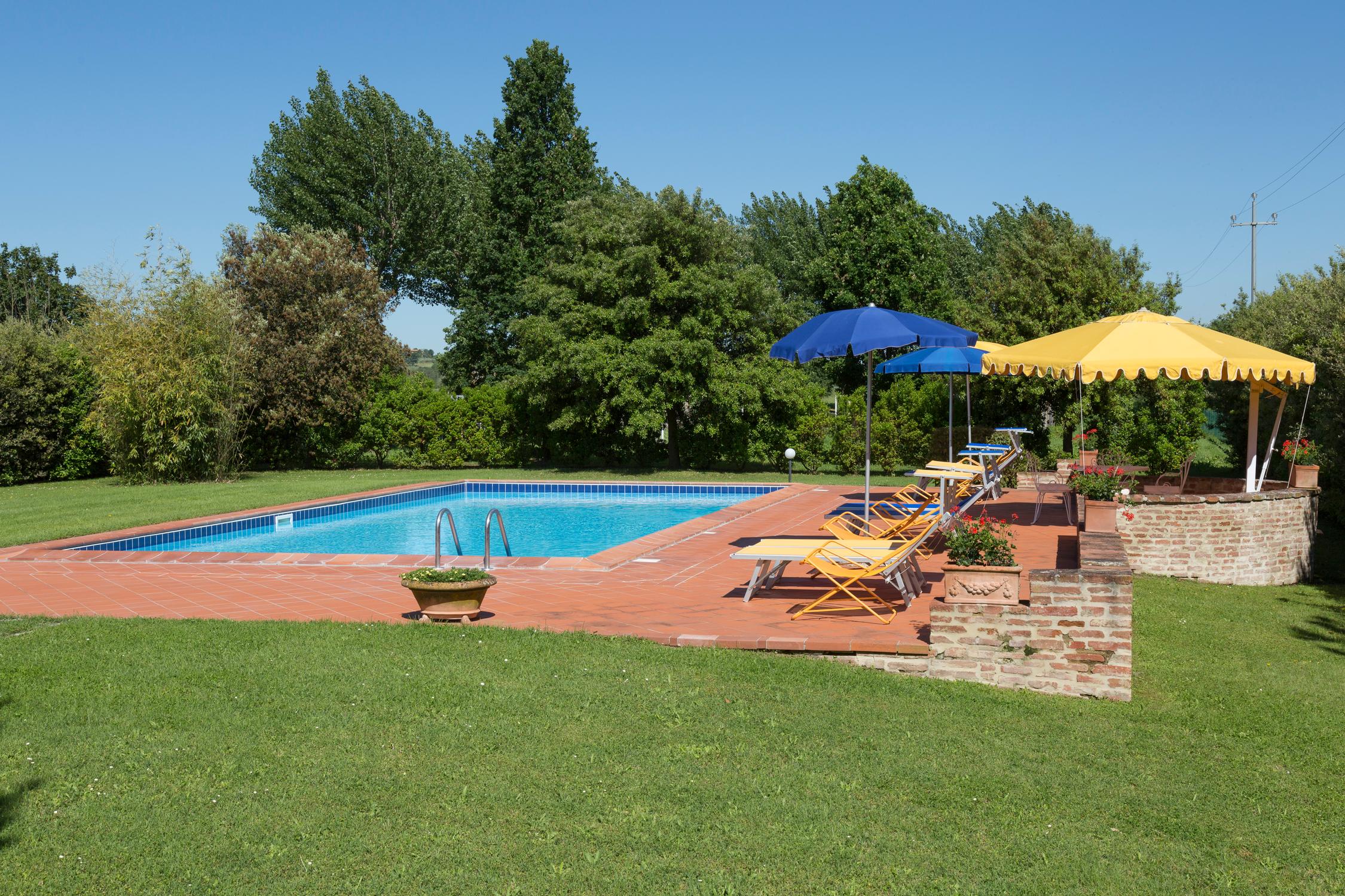 Agriturismo Casa Carlotta with swimming pool and large park near Cortona