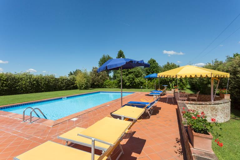 Agriturismo Casa Carlotta with swimming pool and large park near Cortona