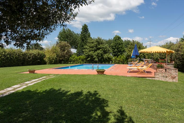 Agriturismo Casa Carlotta with swimming pool and large park near Cortona