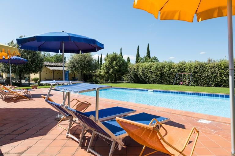 Agriturismo Casa Carlotta with swimming pool and large park near Cortona