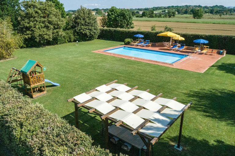 Agriturismo Casa Carlotta with swimming pool and large park near Cortona