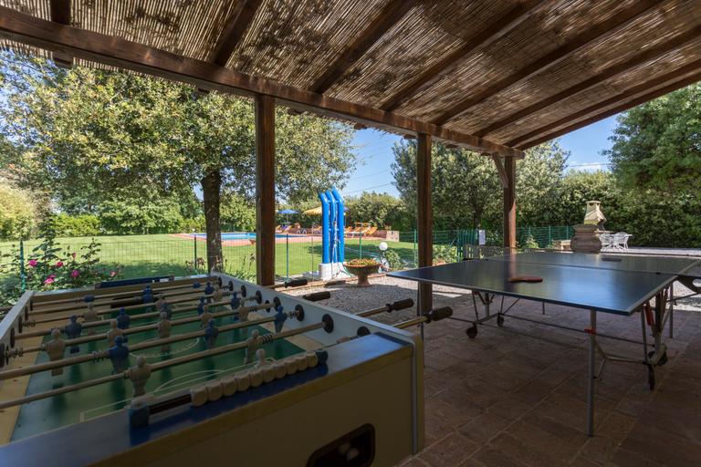 Agriturismo Casa Carlotta with swimming pool and large park near Cortona