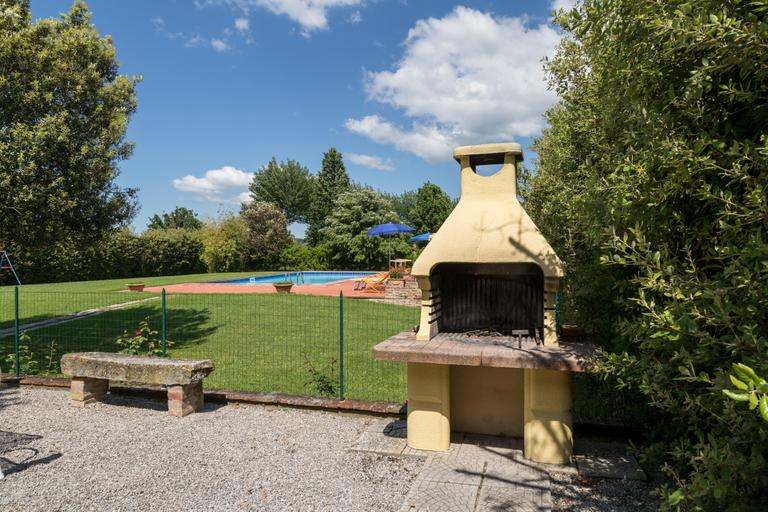 Agriturismo Casa Carlotta with swimming pool and large park near Cortona