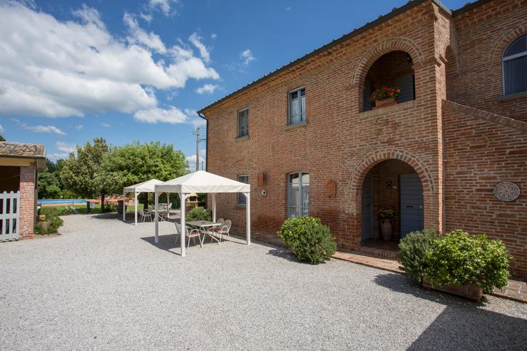 Agriturismo Casa Carlotta with swimming pool and large park near Cortona