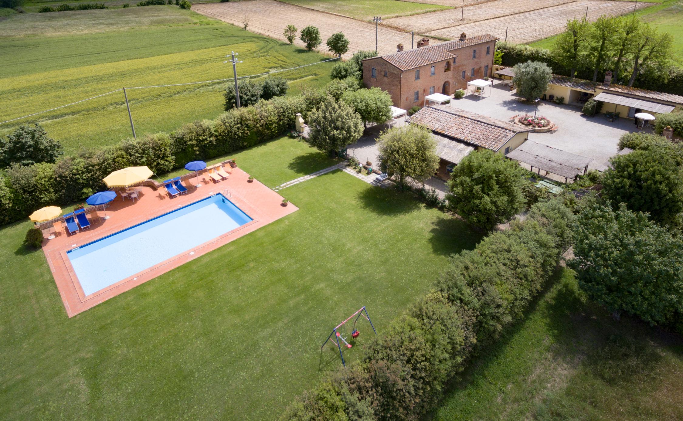 Agriturismo Casa Carlotta with swimming pool and large park near Cortona