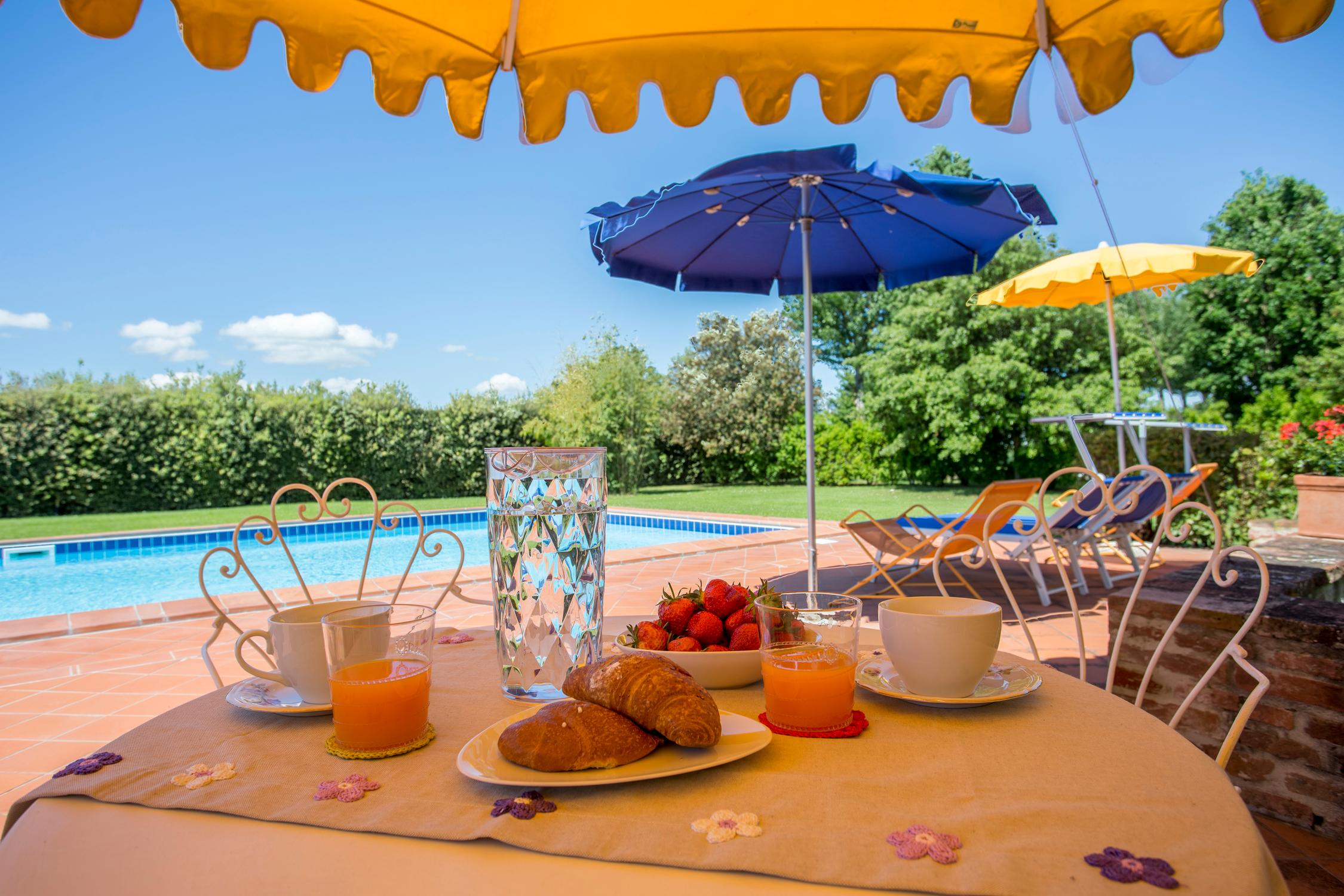 Farmhouse with swimming pool in Tuscany between Cortona and Foiano della Chiana