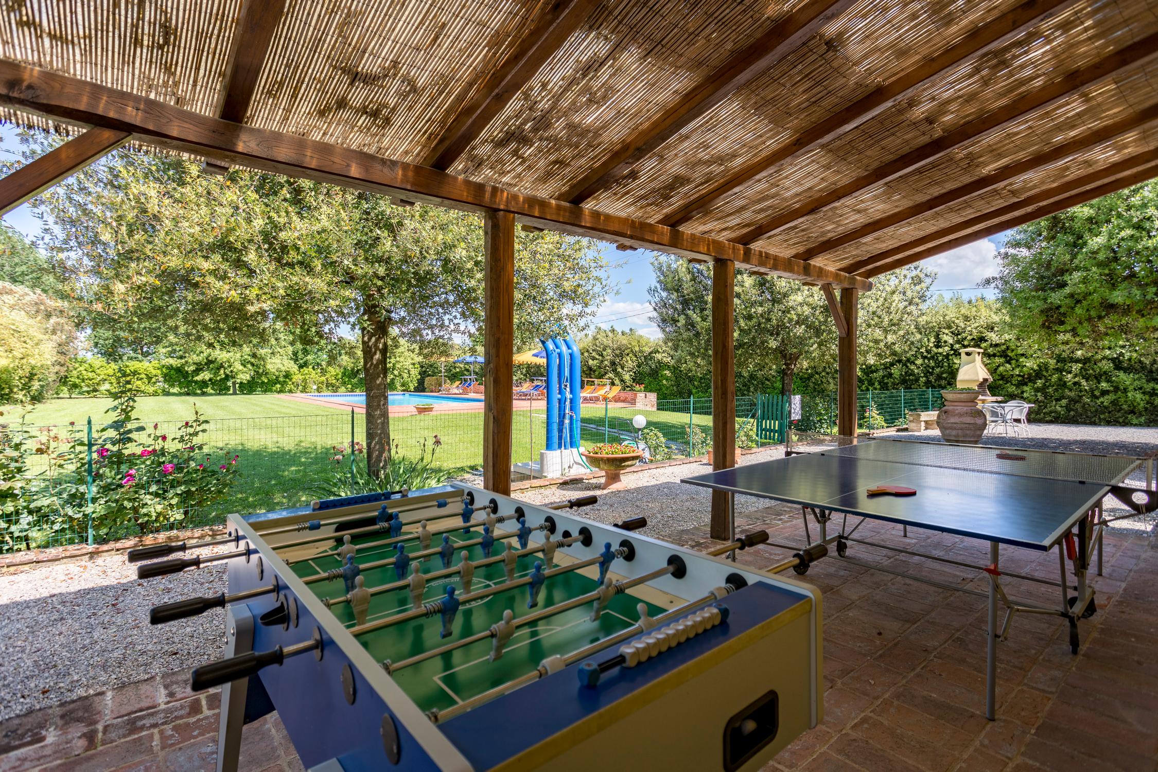 Farmhouse with swimming pool in Tuscany between Cortona and Foiano della Chiana