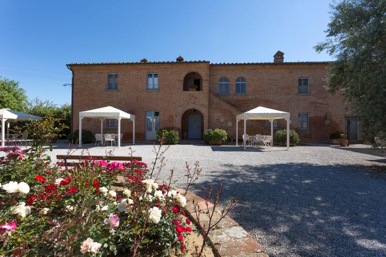 Farmhouse with swimming pool in Tuscany between Cortona and Foiano della Chiana