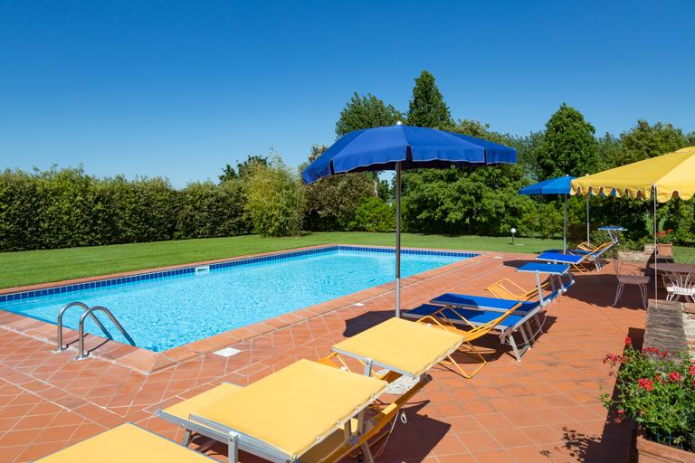 Farmhouse with swimming pool in Tuscany between Cortona and Foiano della Chiana