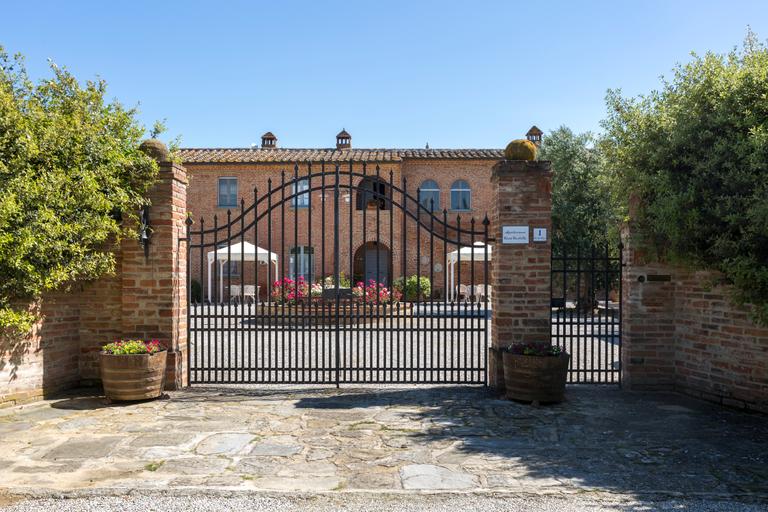 Farmhouse with swimming pool in Tuscany between Cortona and Foiano della Chiana