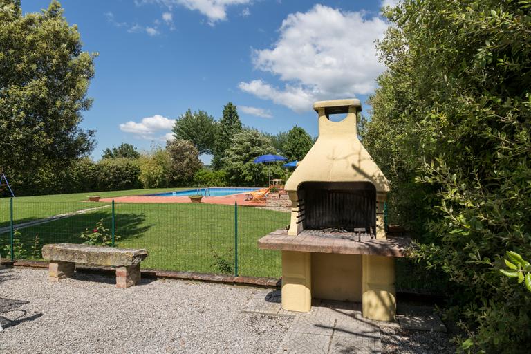 Farmhouse with swimming pool in Tuscany between Cortona and Foiano della Chiana