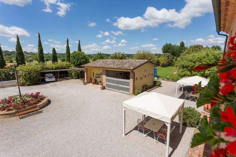 Farmhouse with swimming pool in Tuscany between Cortona and Foiano della Chiana