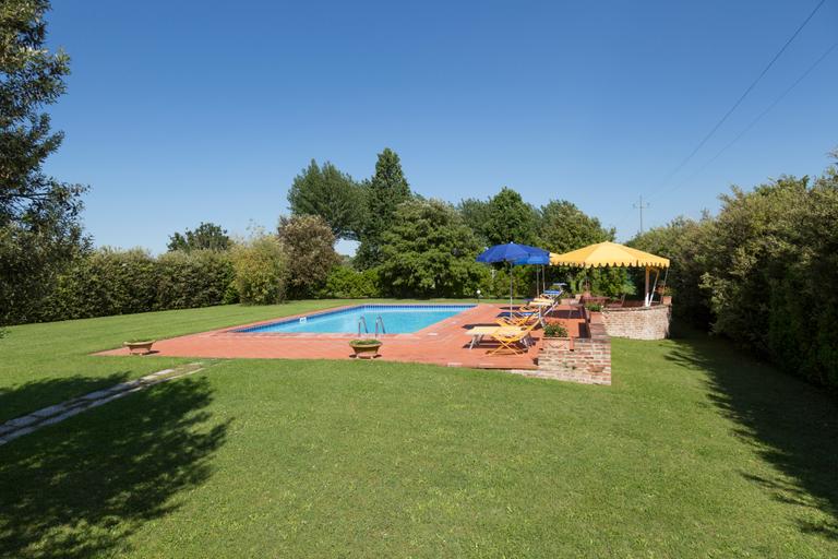 Farmhouse with swimming pool in Tuscany between Cortona and Foiano della Chiana