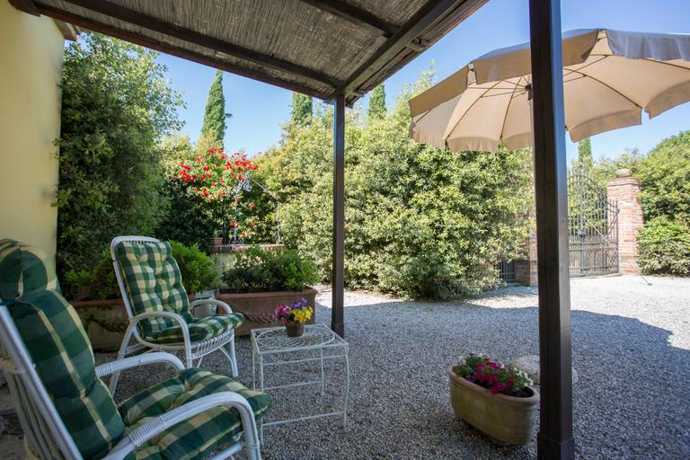 Farmhouse with swimming pool in Tuscany between Cortona and Foiano della Chiana