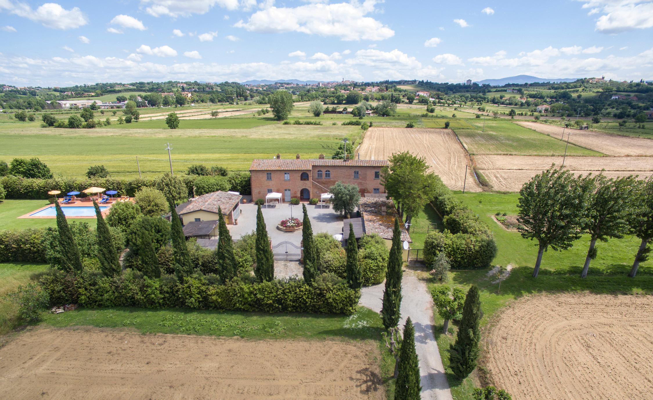 Farmhouse with swimming pool in Tuscany between Cortona and Foiano della Chiana